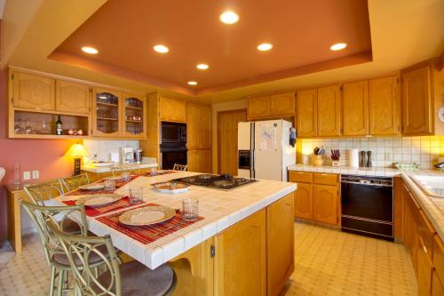 Spacious Kelseyville Home with Large Lakefront Deck! in Kelseyville