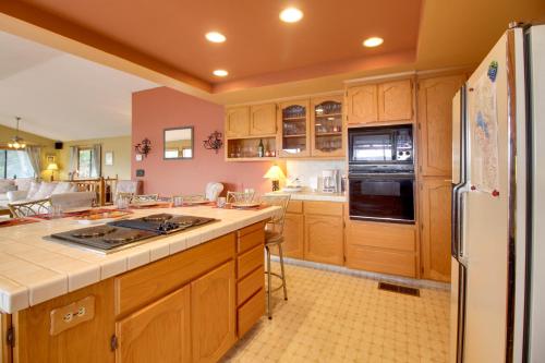 Spacious Kelseyville Home with Large Lakefront Deck! in Kelseyville