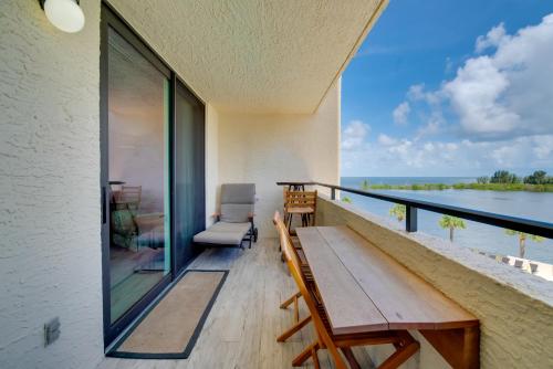 Private Beach Access and Gulf Views Hudson Condo! in ฮัตสัน(FL)