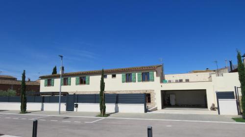 Escape to a spacious retreat with garden gîte à louer Vilanant