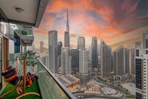 Gogoto4 - 2BR High Floor Burj View Infinity Pool PS5 NYE Fireworks View, Dubai