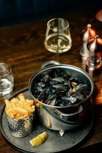Salty Dog Restaurant, Pub & Guesthouse 4