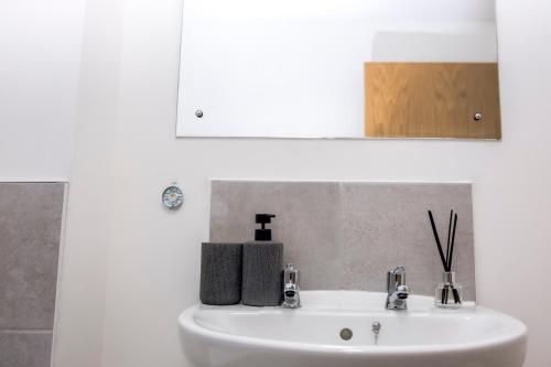 CENTRAL Luxury 2BR Apartment Manchester, Manchester (photo 10)