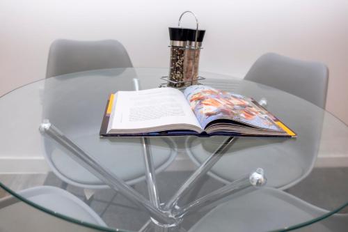 CENTRAL Luxury 2BR Apartment Manchester, Manchester (photo 8)