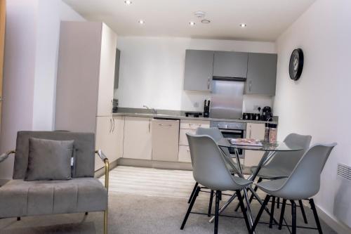 CENTRAL Luxury 2BR Apartment Manchester, Manchester (photo 3)