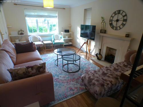 Stylish home on quiet street near Cyprianis Locksbottom