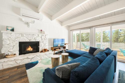 Bluejay Hideaway by Tahoe Getaways - Kings Beach 3 BR Pet Friendly w Enclosed Yard and Hot Tub