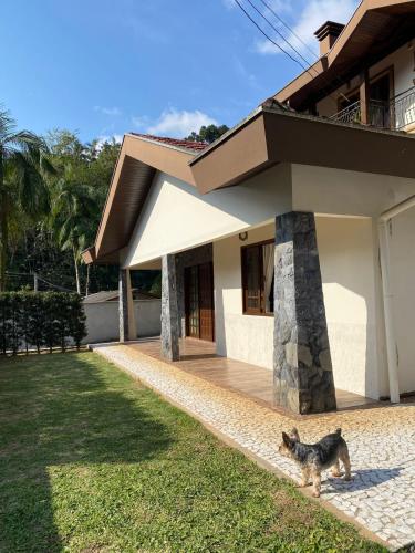 Casa ampla com área externa e estacionamento
