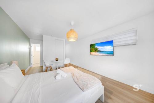 Modern Studio - Gym & Parking Close to Aventura detail