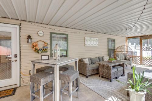 . 'Foxes Den' w/ Hot Tub, Pool Table & Fire Pit!