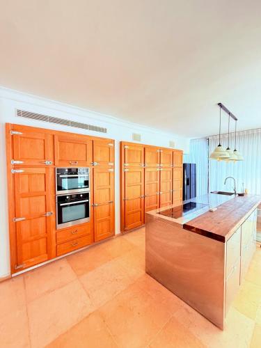 Royal Retreat 6 Luxury Suites Villa & Pool in Центр міста Герцлія