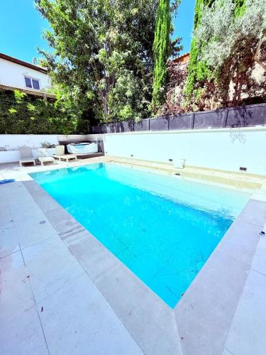 Royal Retreat 6 Luxury Suites Villa & Pool in Центр міста Герцлія