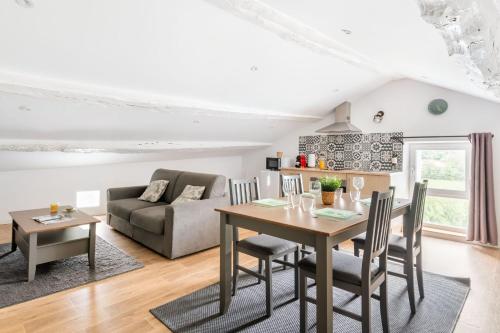 Appartement sous combles - vieille batisse proche centre ville - Aveizieux