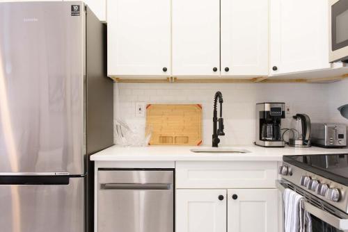 240-14 NEW Studio Prime Location W&D in unit, New York (Foto 8)