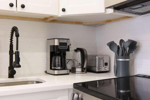240-14 NEW Studio Prime Location W&D in unit, New York (Foto 10)