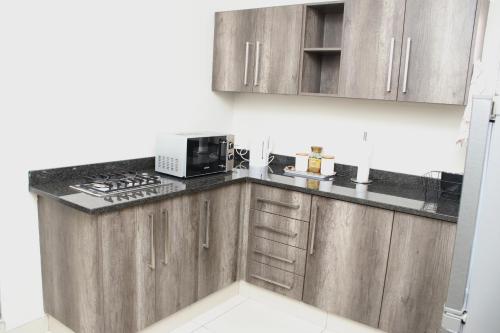 บริการและสิ่งอำนวยความสะดวก, The Escape in แอบบอทส์ฟอร์ด