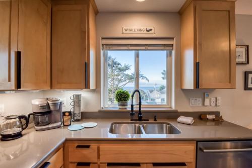 Pacific Peeks 2 - Oceanview Pet Friendly Retreat with EV Charging fee, Wecoma Beach