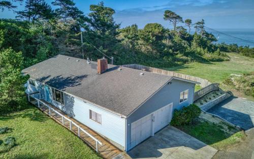 The Pacific Lookout Sleeps 6 Hot Tub Pet Friendly Ocean View EV Charger - image 10