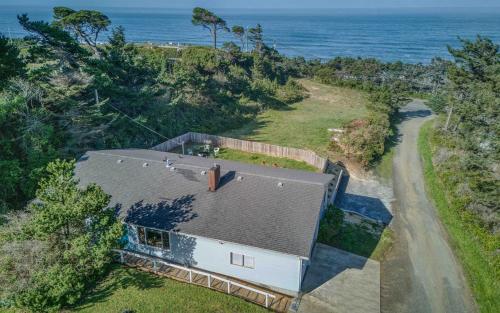 The Pacific Lookout Sleeps 6 Hot Tub Pet Friendly Ocean View EV Charger - image 3