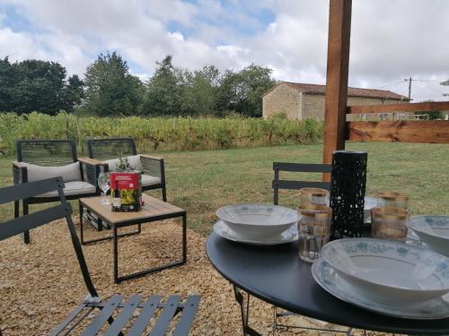 Cabane Feuille - Glamping on a vineyard - Wooden Cabin in บล็องแซ