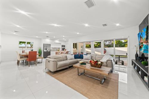 Family Retreat Pool, Games and Private Apartment L79
