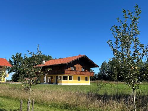 A szálláshely kívülről, VILLA SEEBERG - by "Schloss Gessenberg" luxurious vacation home with lake and mountain views, suitab in Waging Am See
