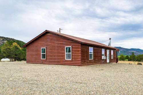 Coming Soon! Cabin with Deck 1 Mile to Navajo Lake! - image 8