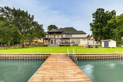 Dock and Hot Tub! High-End Cedar Creek Lake Retreat