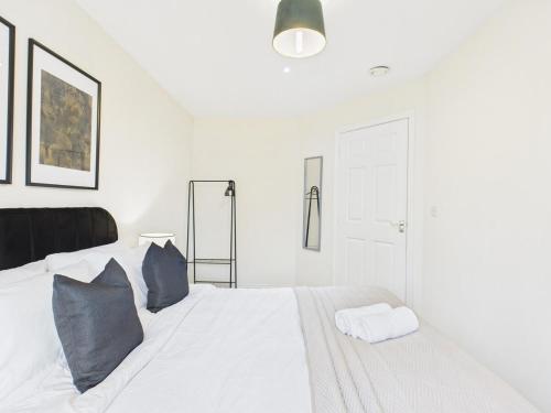 Corrine Court by Signature Stays - Stylish Apartment - Spacious - Parking - image 3