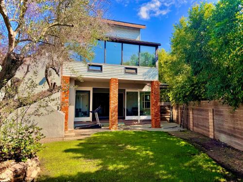 West LA - Family House & Private Yard - 10 mins from LAX & Beach, Los Ángeles