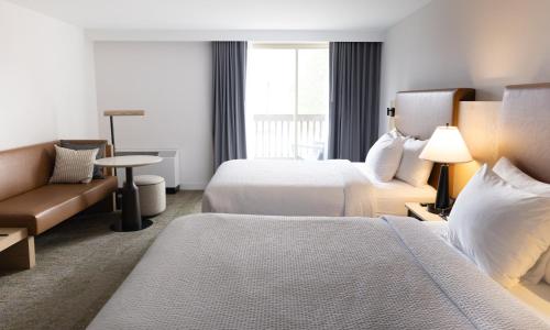 Renovated Woodland Balcony — 2 Queens