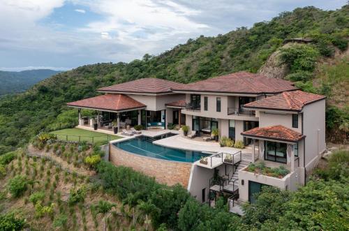 A szálláshely kívülről, Casa Symbiotica - Exclusive Villa with Gym, Infinity Pool & Housekeeping in Városközpont