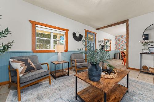 Orange Blossom Hideaway - Hot Tub & Fire Pit in Fredericksburg, USA