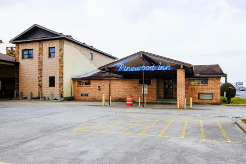 . OYO Pinewood Inn & Suites Silsbee