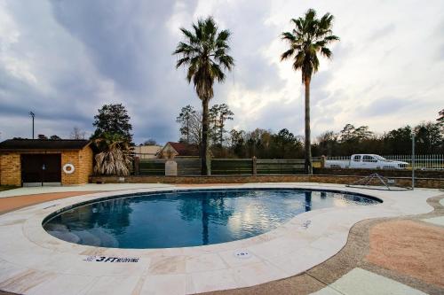 Басейн, OYO Pinewood Inn & Suites Silsbee in Silsbee (TX)