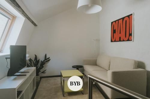 2 bedrooms triplex in historic heart of Liege gîte à louer Longdoz