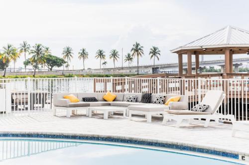 Kilátás, The Riverwalk Retreat Chic Downtown 2BR Condo near Florida Repertory Színház