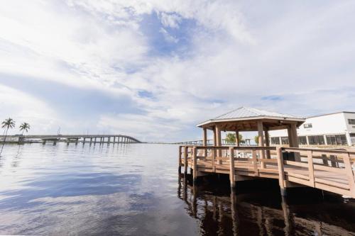 Kilátás, The Riverwalk Retreat Chic Downtown 2BR Condo near Florida Repertory Színház