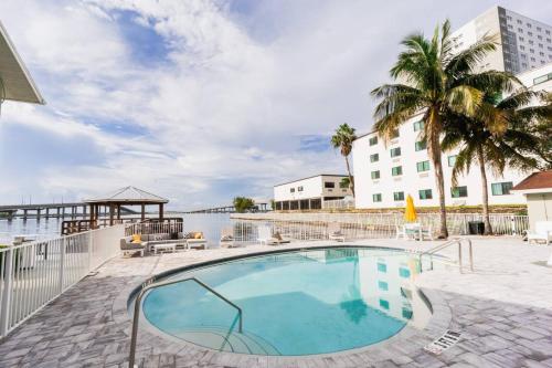 Kilátás, The Riverwalk Retreat Chic Downtown 2BR Condo near Florida Repertory Színház