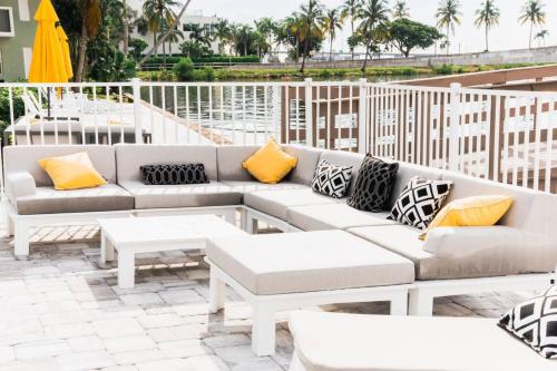 Kilátás, The Riverwalk Retreat Chic Downtown 2BR Condo near Florida Repertory Színház