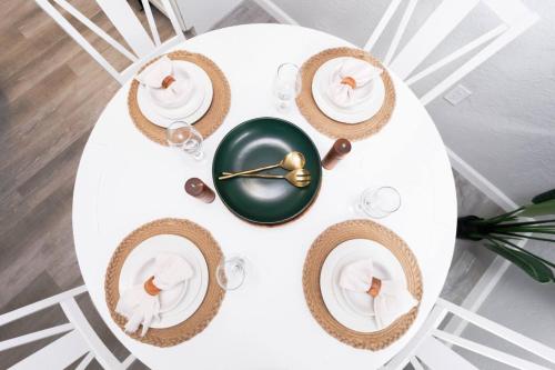 Létesítmények, Riverwalk Retreat King Suite near Florida Repertory Színház