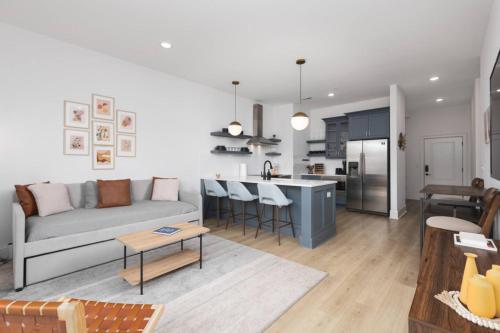 Sleeps 16 Two Condos Side by Side Only 3 miles Broadway