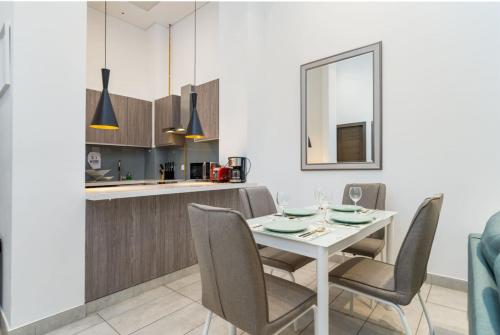 Luxury JVC 1BR plus Maids Room Escape with Terrace, Dubai (photo 7)