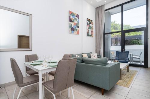 Luxury JVC 1BR plus Maids Room Escape with Terrace, Dubai (photo 6)