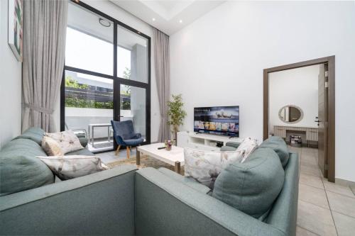 Luxury JVC 1BR plus Maids Room Escape with Terrace, Dubai (photo 5)