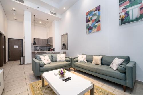 Luxury JVC 1BR plus Maids Room Escape with Terrace, Dubai (photo 4)