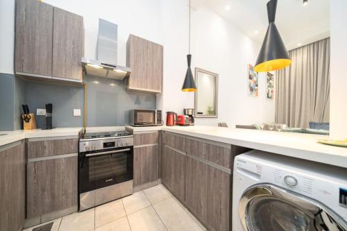 Luxury JVC 1BR plus Maids Room Escape with Terrace, Dubai (photo 9)