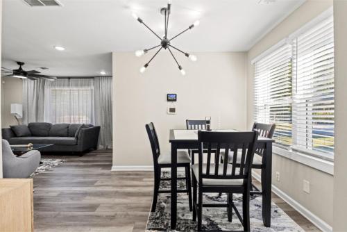 Private Fenced Yard - Fireplace - Free Parking in Cascade Road