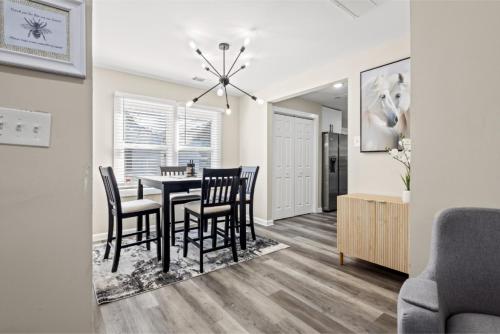 Private Fenced Yard - Fireplace - Free Parking in Cascade Road