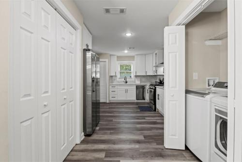 Private Fenced Yard - Fireplace - Free Parking in Cascade Road